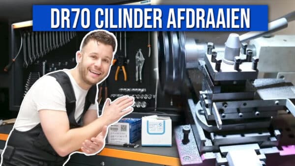 Afdraaien van scooter onderdelen zoals vliegwiel, cilinder, cilinder voet en cilinderkop