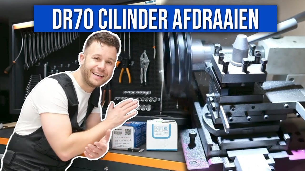 Afdraaien van scooter onderdelen zoals vliegwiel, cilinder, cilinder voet en cilinderkop