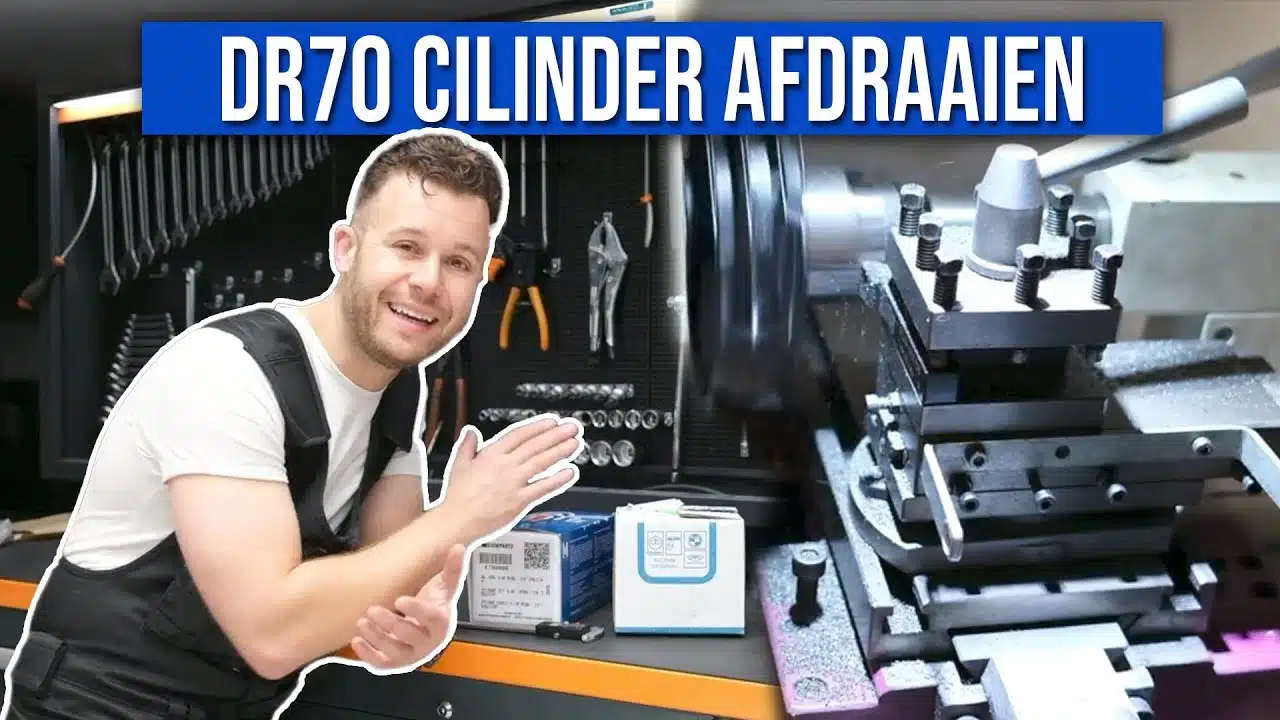 Afdraaien van scooter onderdelen zoals vliegwiel, cilinder, cilinder voet en cilinderkop